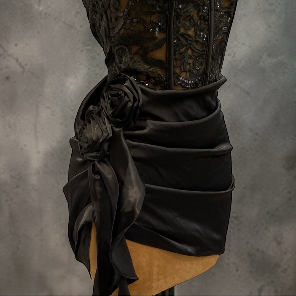 Elegant Black Lace Corset Dress - Picture 12 of 16